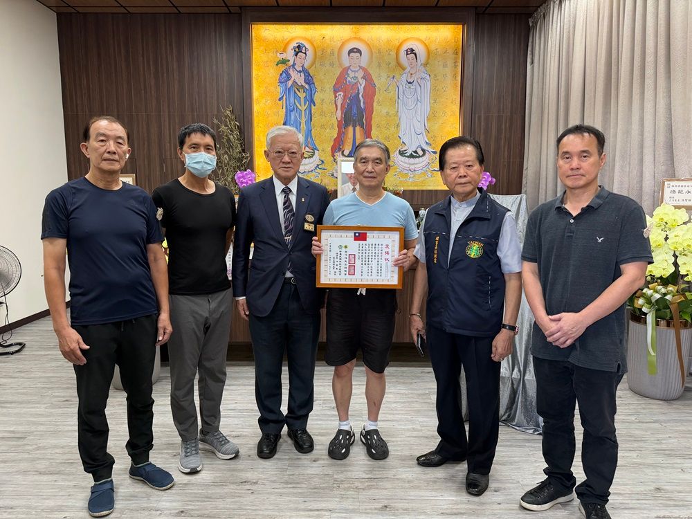 致贈褒揚狀感謝永久名譽理事長 林輝煌宗長對宗親會的犧牲與奉獻.jpg